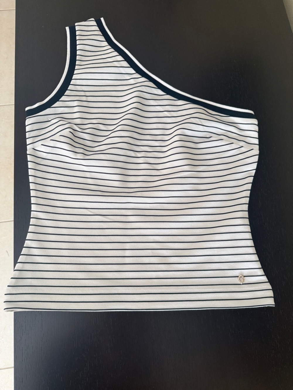 Guess - One-Shoulder Striped Tank Top in White and Black Size M